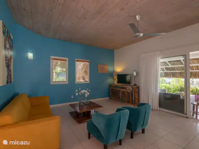 Maison de vacances Dushi | Curaçao, Banda Ariba (est), Mambo Beach - maison de vacances Le joli salon avec télévision avec toutes les chaînes néerlandaises et possibilité de regarder en arrière. Le salon et la cuisine sont également équipés de 2 ventilateurs de plafond