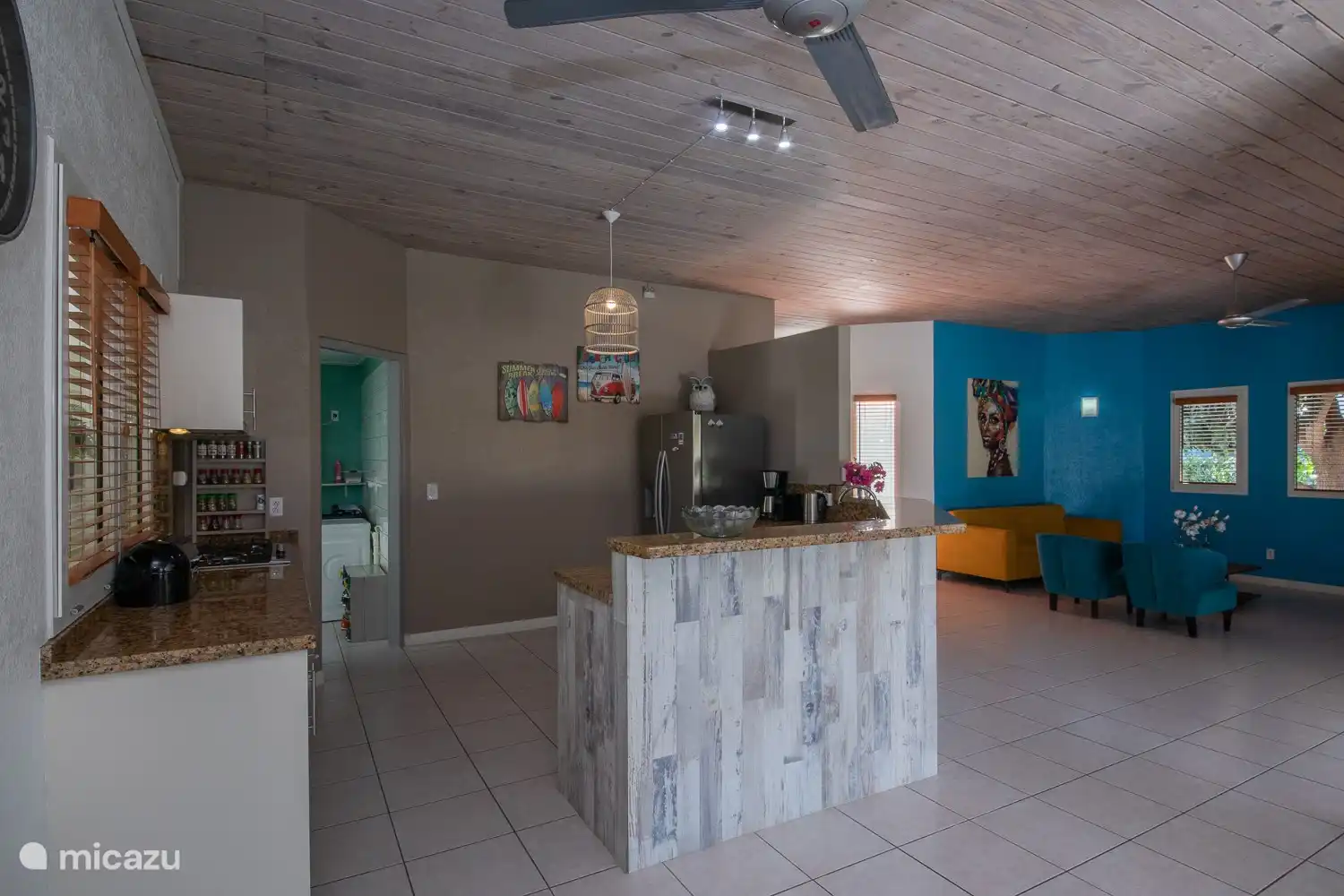 Cuisine spacieuse équipée d'un réfrigérateur/congélateur américain (incluant des glaçons), d'une cuisinière à gaz 5 feux, d'un lave-vaisselle, d'une cafetière et d'une machine Nespresso.