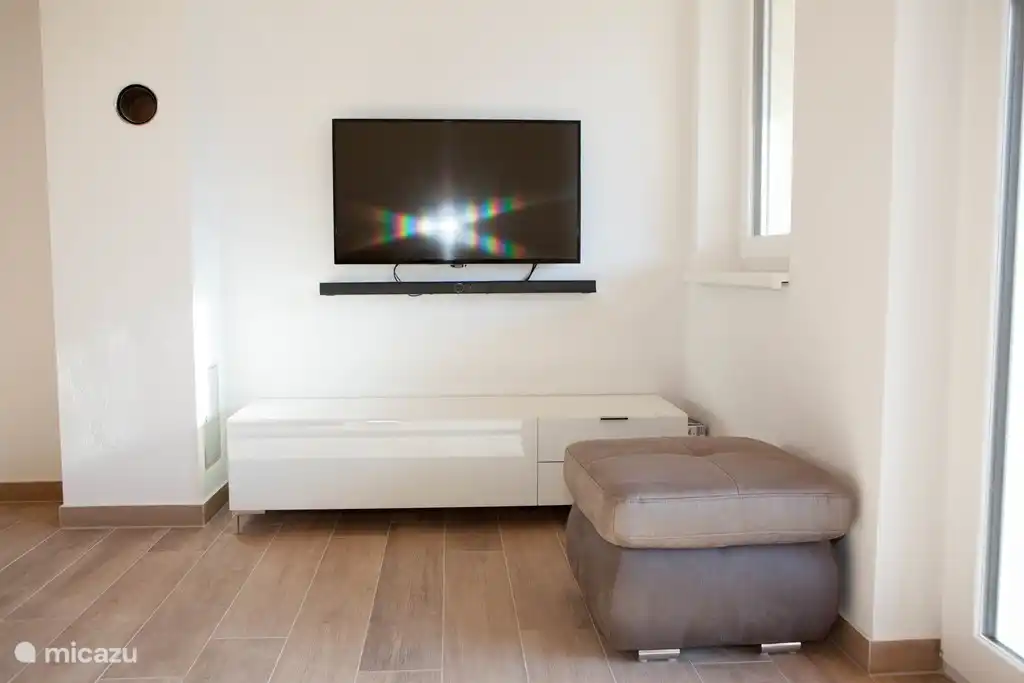 Satelliten-TV und Soundbar (Bluetooth + Internet)