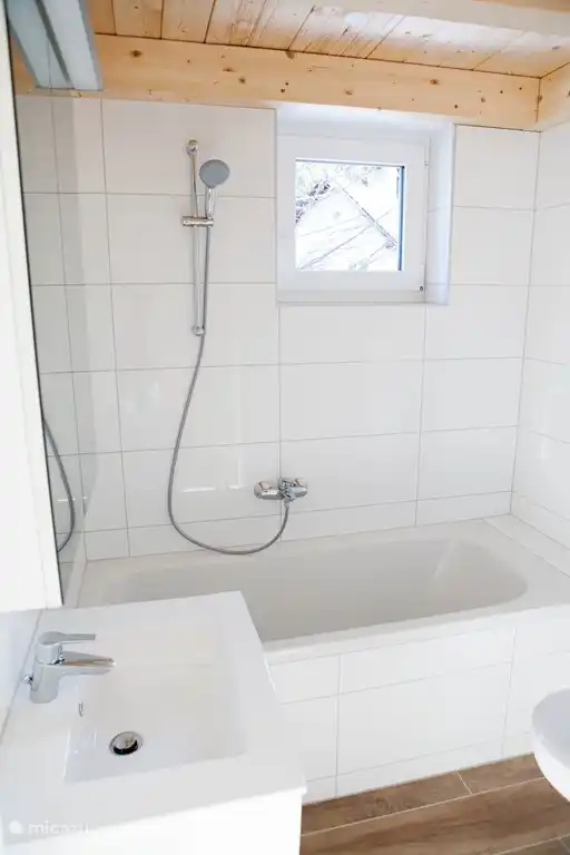 1 Badezimmer mit Waschtisch und Spiegelschrank