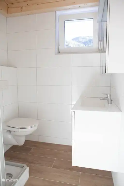 2 Badezimmer mit Dusche, Waschtisch, Spiegel und Kleiderschrank