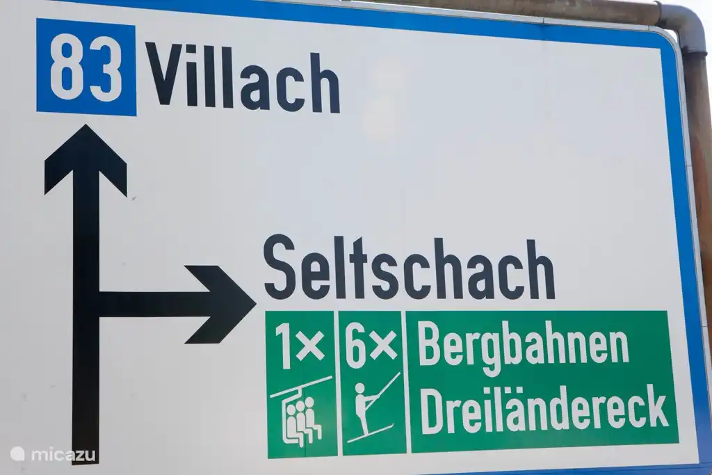 Die Strecke ist einfach: München, Salzburg, Villach, Udine (Italien) halten, letzte Ausfahrt vor der Grenze: Ausfahrt Arnoldstein, Bergbahnen Dreiländereck folgen. Kurz vor dem Parkplatz des Skilifts, den privaten Weg nach links, bis zum letzten Block fahren. Die Entfernung von der Ausfahrt: 3km.