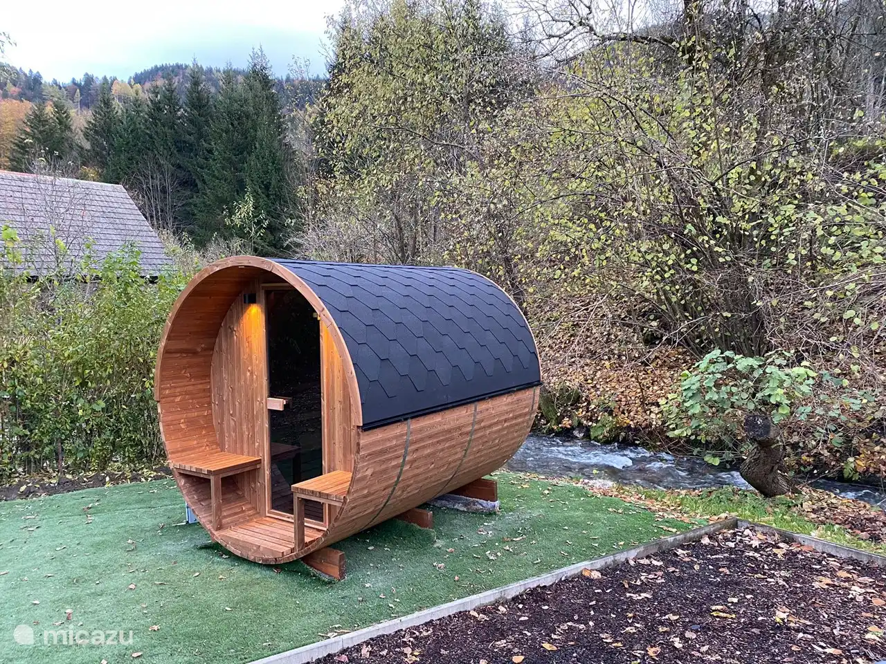 Fasssauna mit Panoramaglas am Bach