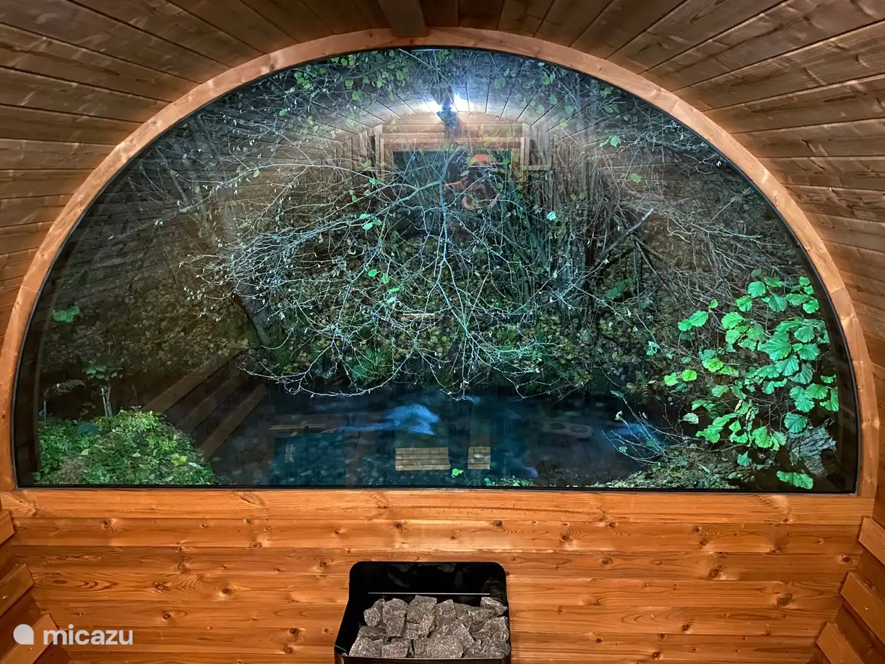 Fasssauna mit Panoramaglas am Bach