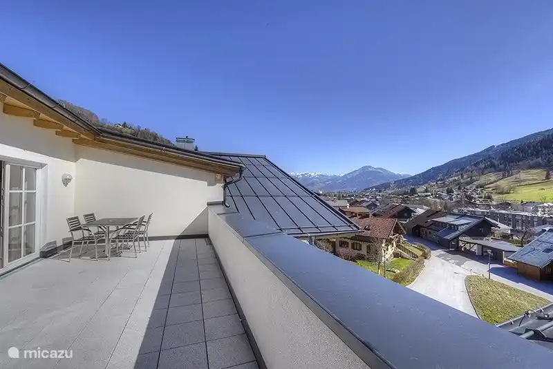 Vanuit de woonkamer heeft u direct toegang tot het balkon met een prachtig uitzicht over Kaprun, de Kitzsteinhorn en de omliggende bergen.