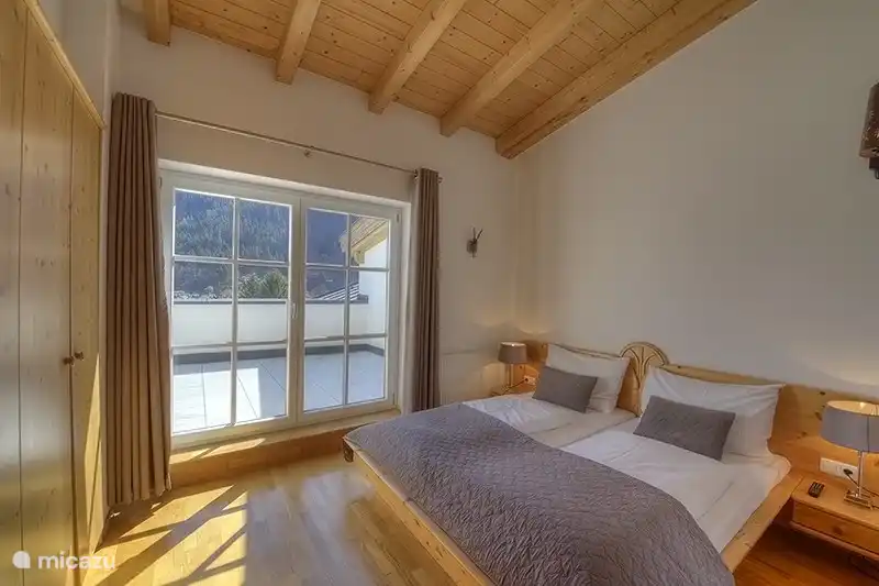 Het appartement heeft een ruime slaapkamer met grote garderobe kasten en televisie.