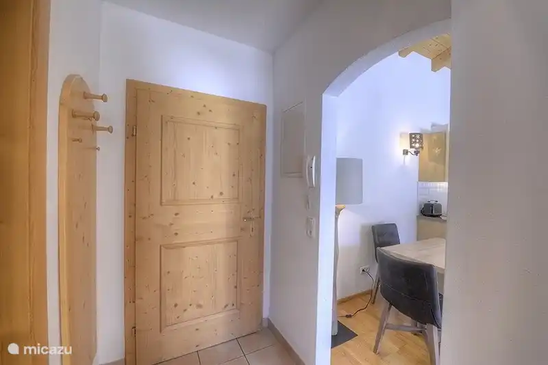 Via de brede gang komt u in de gezellige en ruime woonkamer met knusse zithoek en eettafel.