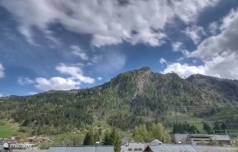 Het Kaprun Alpine Resort ligt op loopafstand van Kaprun, tegen de Maiskogel. In de winter is het mogelijk om bijna direct tot aan de deur te skiën! Er is een eigen sauna, een verwarmde skiberging en een wasruimte met wasmachine & droger. Voor de zomergasten is er ook een fietsberging in het complex.