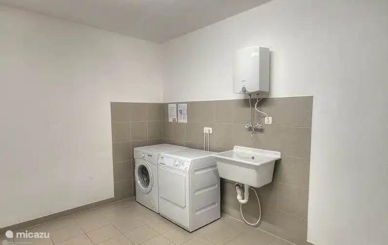 Het Kaprun Alpine Resort ligt op loopafstand van Kaprun, tegen de Maiskogel. In de winter is het mogelijk om bijna direct tot aan de deur te skiën! Er is een eigen sauna, een verwarmde skiberging en een wasruimte met wasmachine & droger. Voor de zomergasten is er ook een fietsberging in het complex.