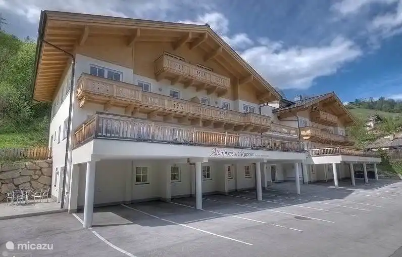 Het Kaprun Alpine Resort ligt op loopafstand van Kaprun, tegen de Maiskogel. In de winter is het mogelijk om bijna direct tot aan de deur te skiën! Er is een eigen sauna, een verwarmde skiberging en een wasruimte met wasmachine & droger. Voor de zomergasten is er ook een fietsberging in het complex.