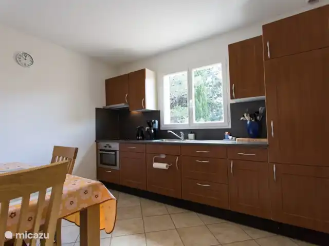 Location de Vacances France, Pyrénées-Orientales, Le Barcarès, villa - Villa 8 La Tulipe Orange Cuisine avec tous les appareils, vaisselle et ustensiles nécessaires
