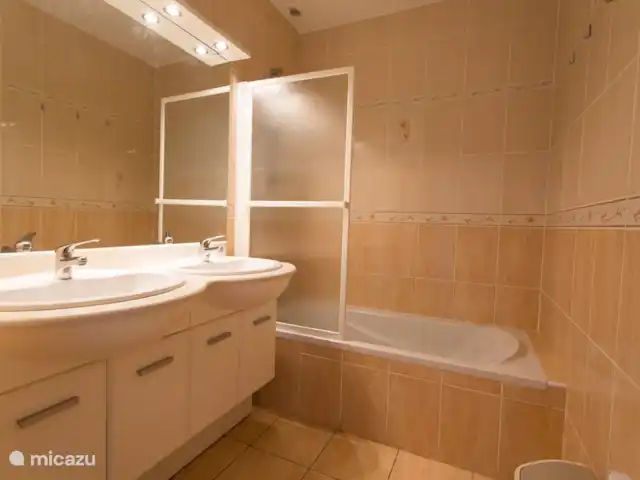 Location de Vacances France, Pyrénées-Orientales, Le Barcarès, villa - Villa 8 La Tulipe Orange Salle de bain avec ensemble baignoire et douchette. Aussi machine à laver disponible