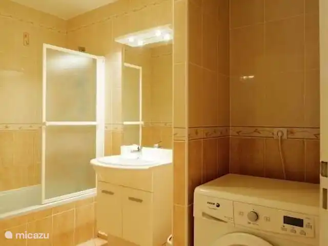 Location de Vacances France, Pyrénées-Orientales, Le Barcarès, villa - Villa 8 La Tulipe Orange Salle de bain spacieuse avec machine à laver