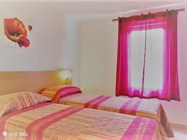 Location de Vacances France, Pyrénées-Orientales, Le Barcarès, villa - Villa 8 La Tulipe Orange Une des 3 chambres spacieuses avec beaucoup d'espace de rangement avec portes coulissantes