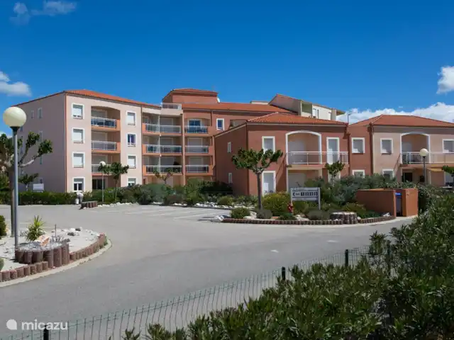 Location de Vacances France, Pyrénées-Orientales, Le Barcarès, villa - Villa 8 La Tulipe Orange Le parc avec 35 appartements et 16 villas avec une belle piscine