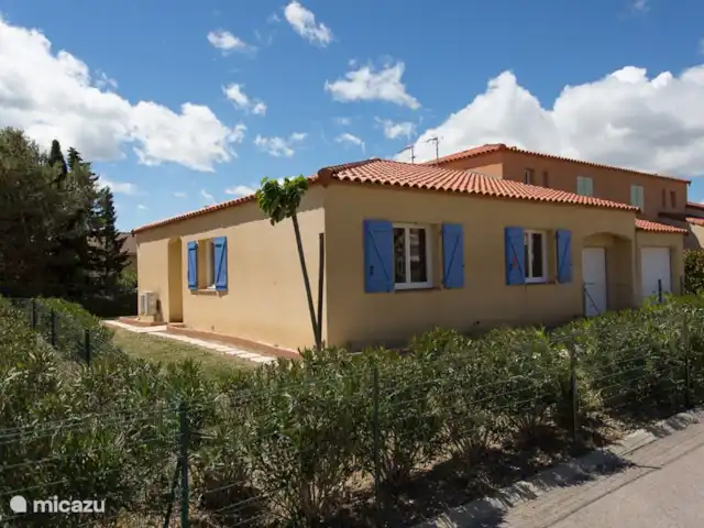Location de Vacances France, Pyrénées-Orientales, Le Barcarès, villa - Villa 8 La Tulipe Orange Vue latérale avec grand jardin