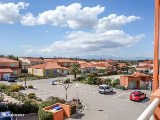Location de Vacances France, Pyrénées-Orientales, Le Barcarès, villa - Villa 8 La Tulipe Orange Vue du parc de vacances avec appartements et villas