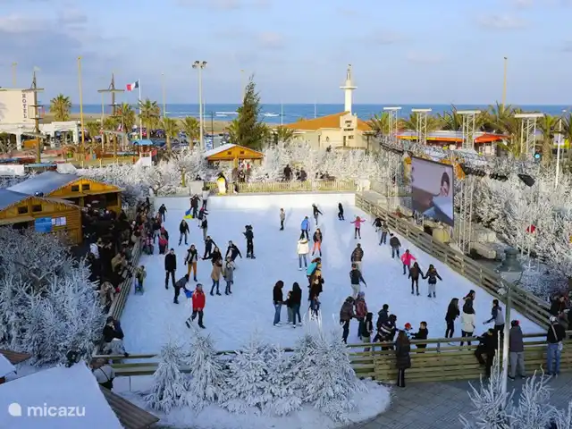 Location de Vacances France, Pyrénées-Orientales, Le Barcarès, villa - Villa 8 La Tulipe Orange Patinage des enfants sur la patinoire artificielle construite autour de Noël et du Nouvel An au centre du Barcarès