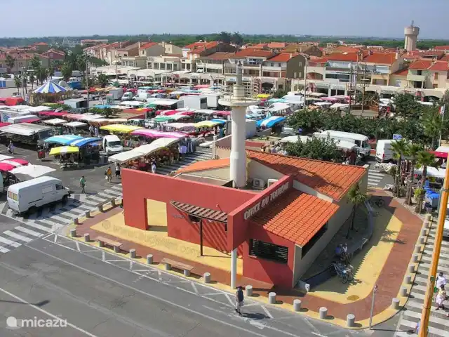 Location de Vacances France, Pyrénées-Orientales, Le Barcarès, villa - Villa 8 La Tulipe Orange Vue sur le centre du Barcarès avec le marché animé qui se tient plusieurs fois par semaine
