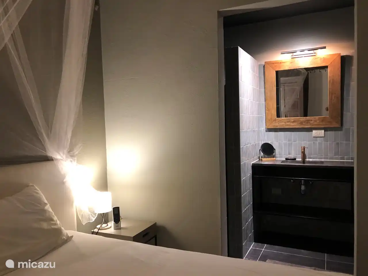 Dormitorio principal con puertas de patio al porche y con baño privado.