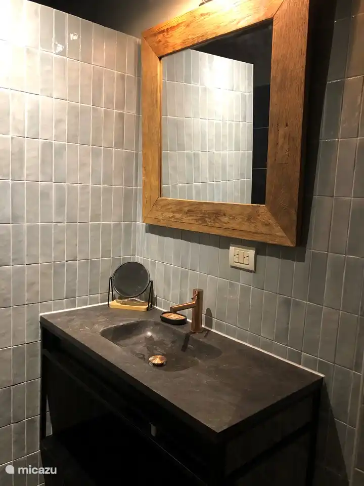 Baño elegante directamente desde el dormitorio principal