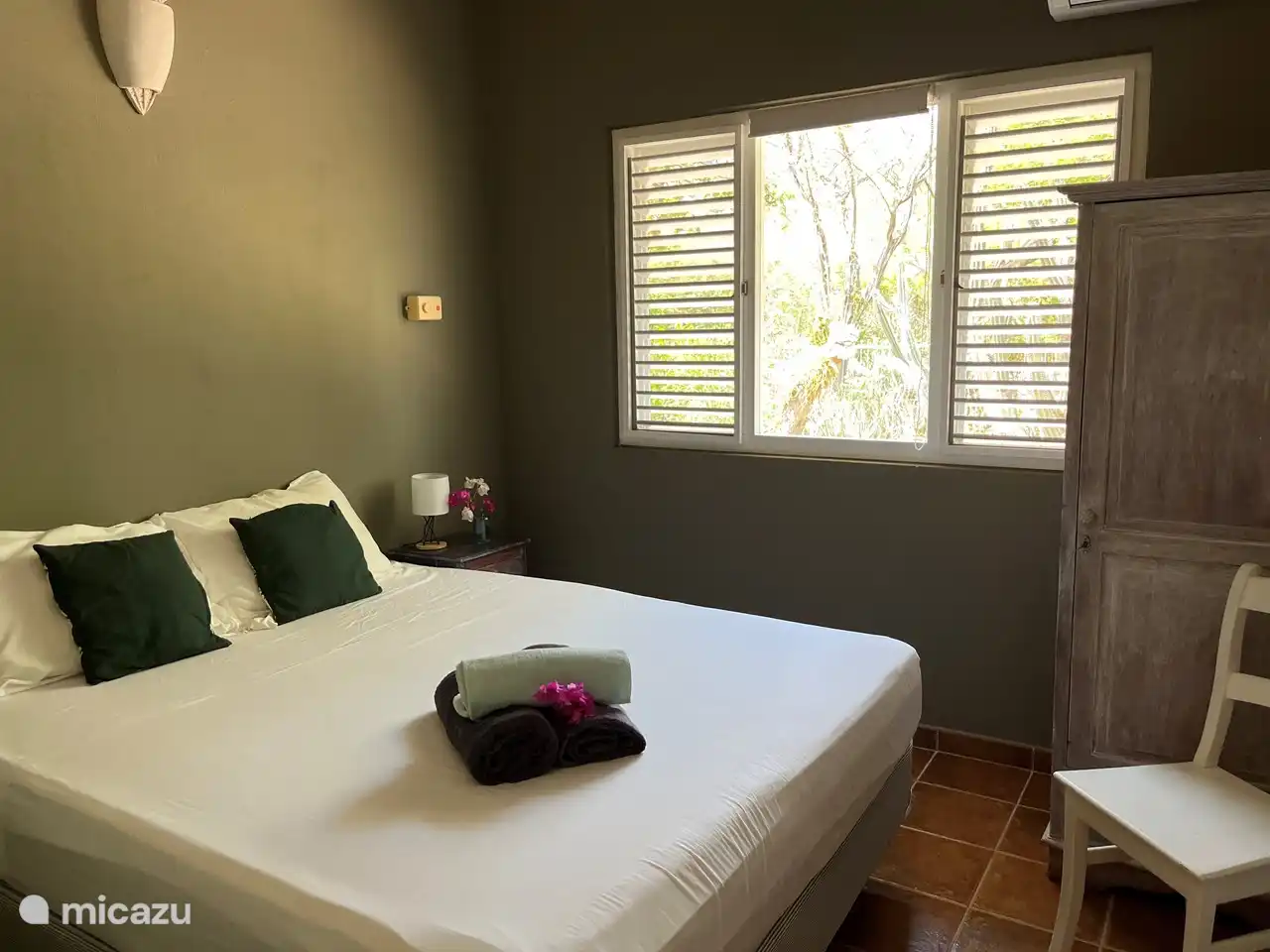 Dormitorio atmosférico con aire acondicionado.