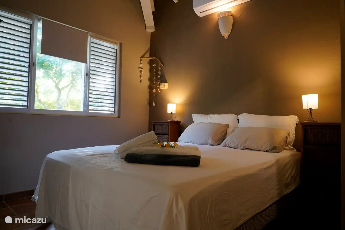 Dormitorio atmosférico con aire acondicionado.