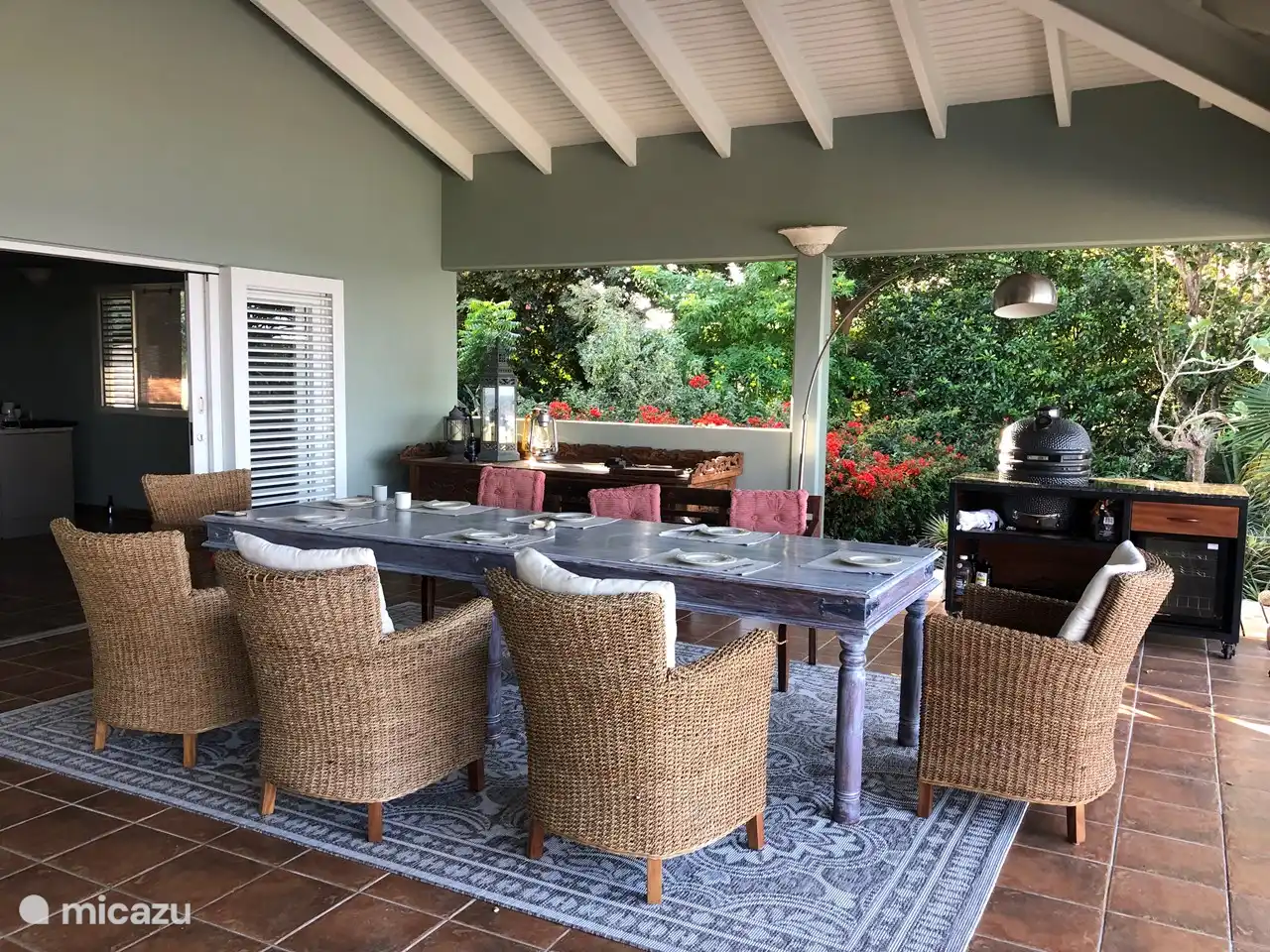 Porche muy amplio con mucha sombra y cocina exterior