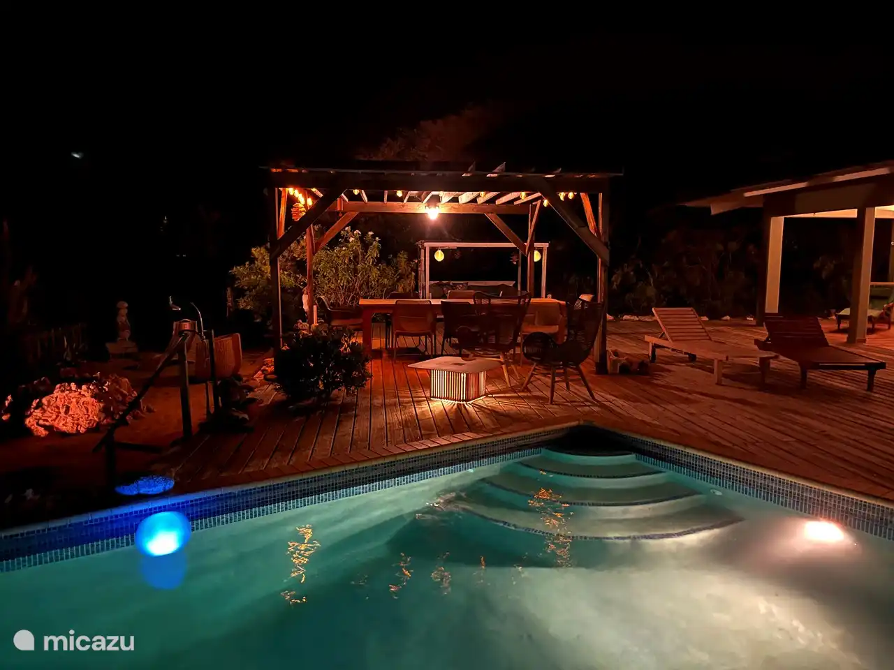 Tardes románticas junto a tu propia piscina