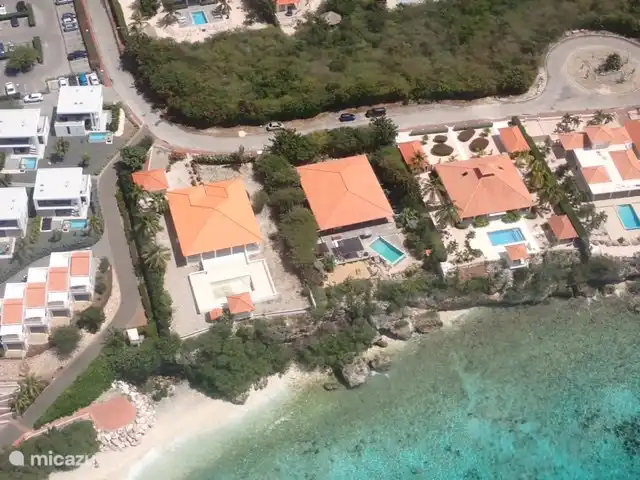 Nuestra villa es la segunda desde la izquierda y ofrece mucha privacidad.