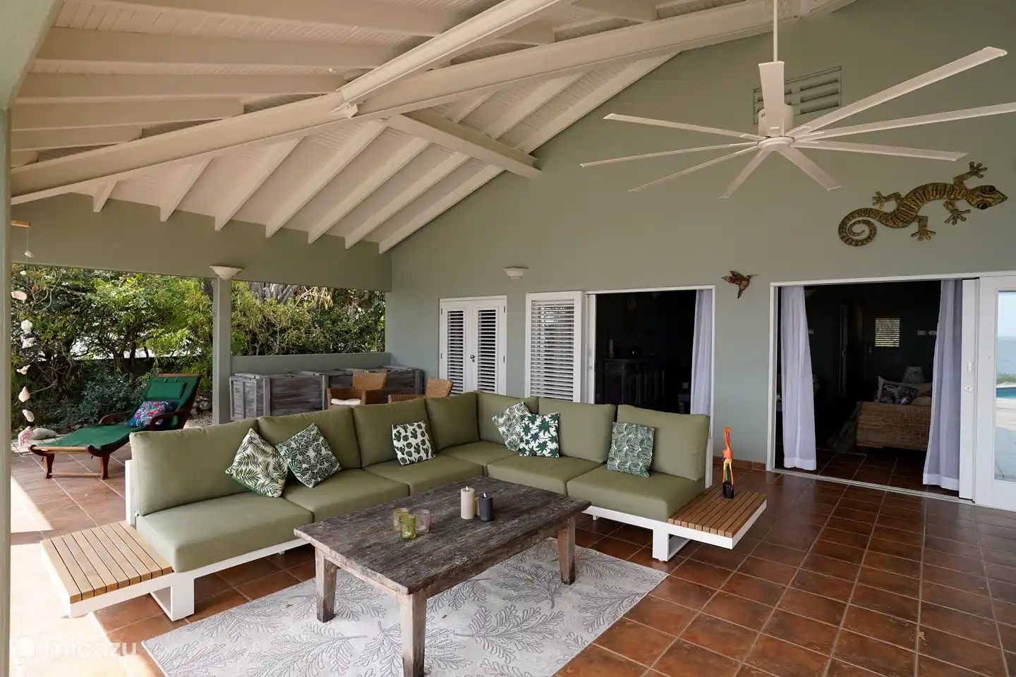 Relájate al aire libre bajo el porche