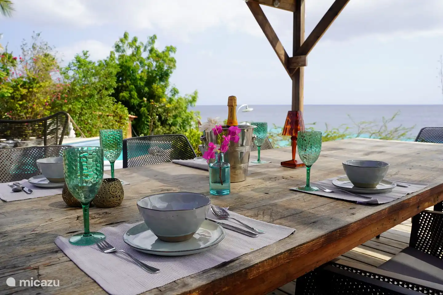 La terraza de la piscina es un lugar fantástico para disfrutar de una comida juntos.