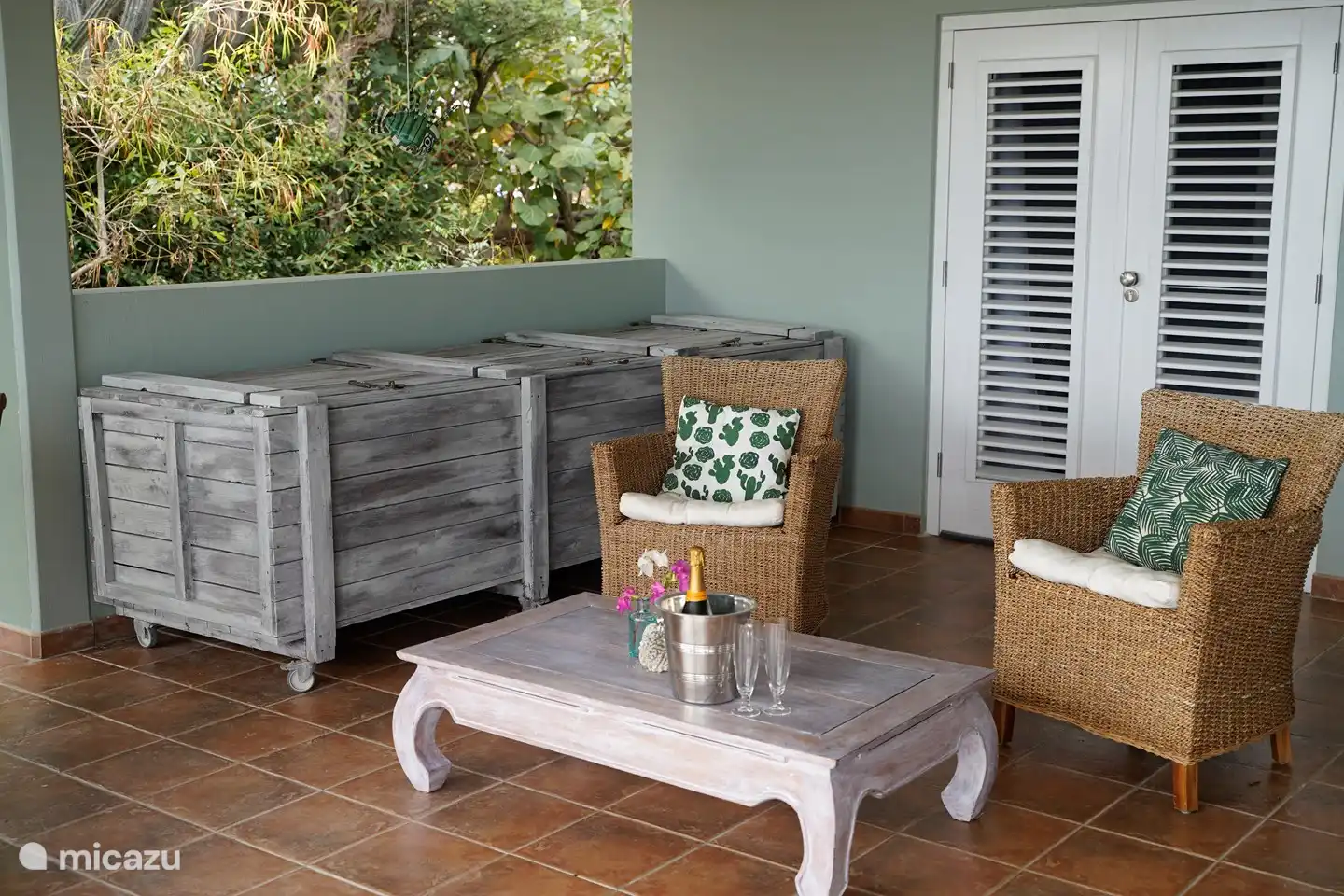 Sala de estar privada debajo del porche