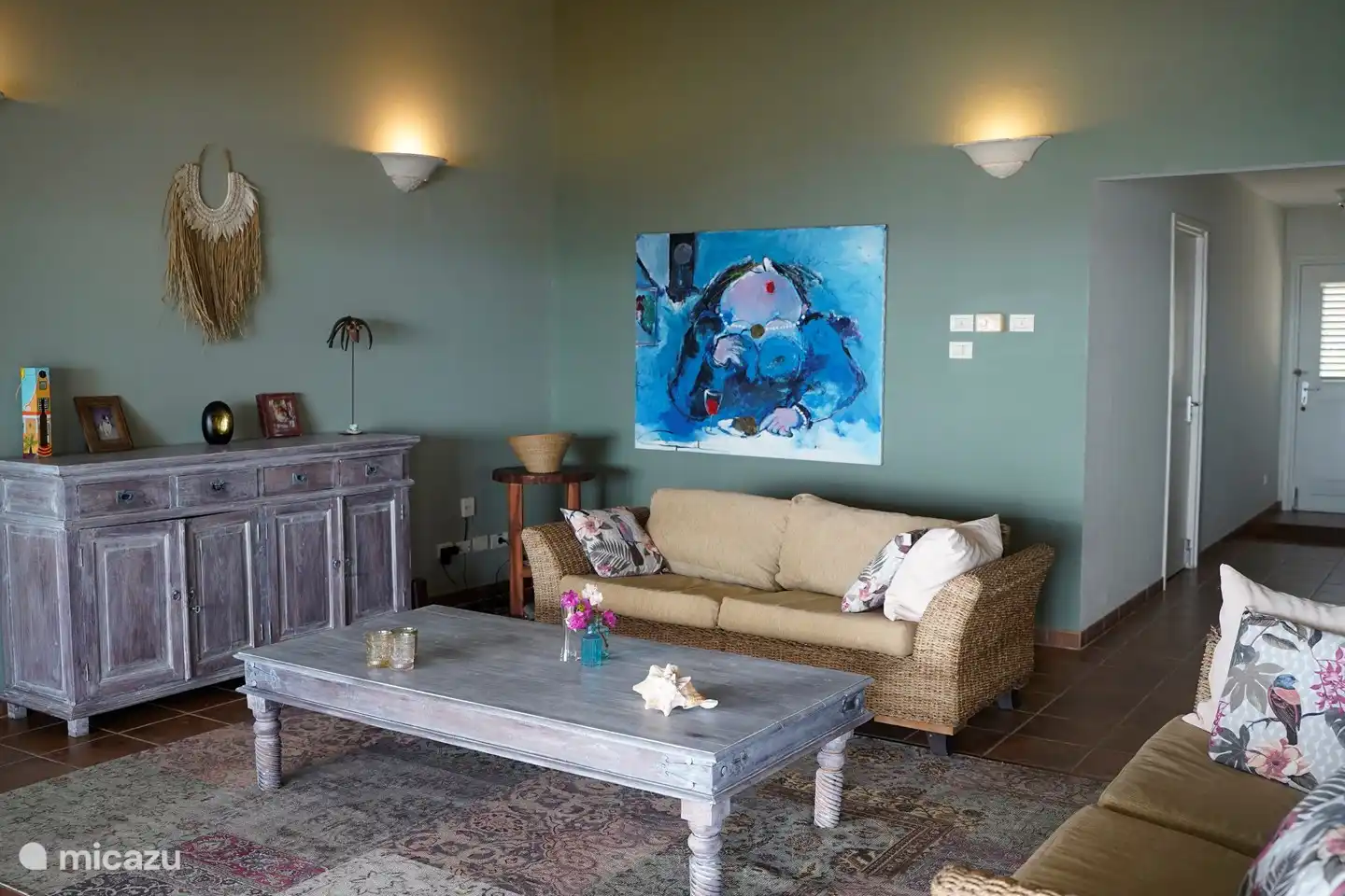 Sala de estar atractiva y espaciosa.