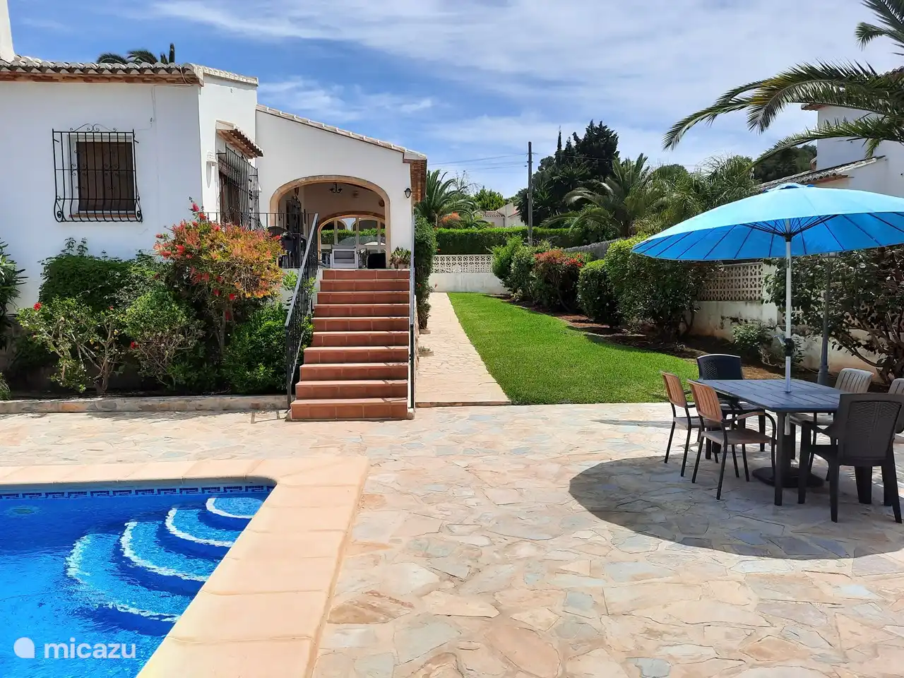 Terrasse au bord de la piscine