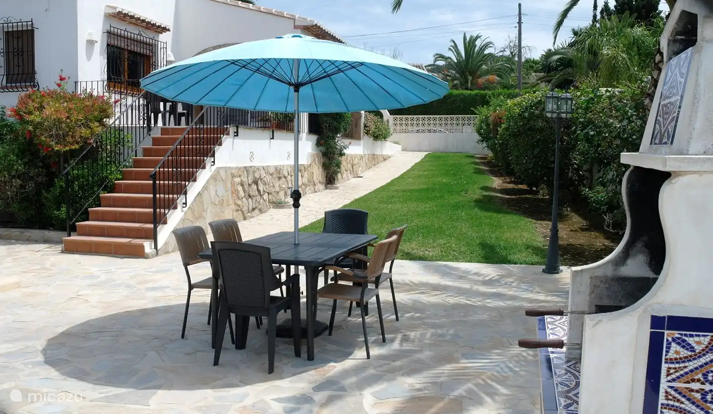 Table de jardin et barbecue