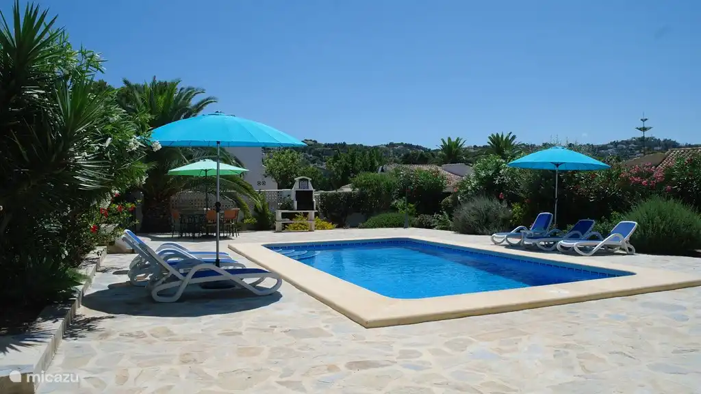 Piscine, terrasse et barbecue