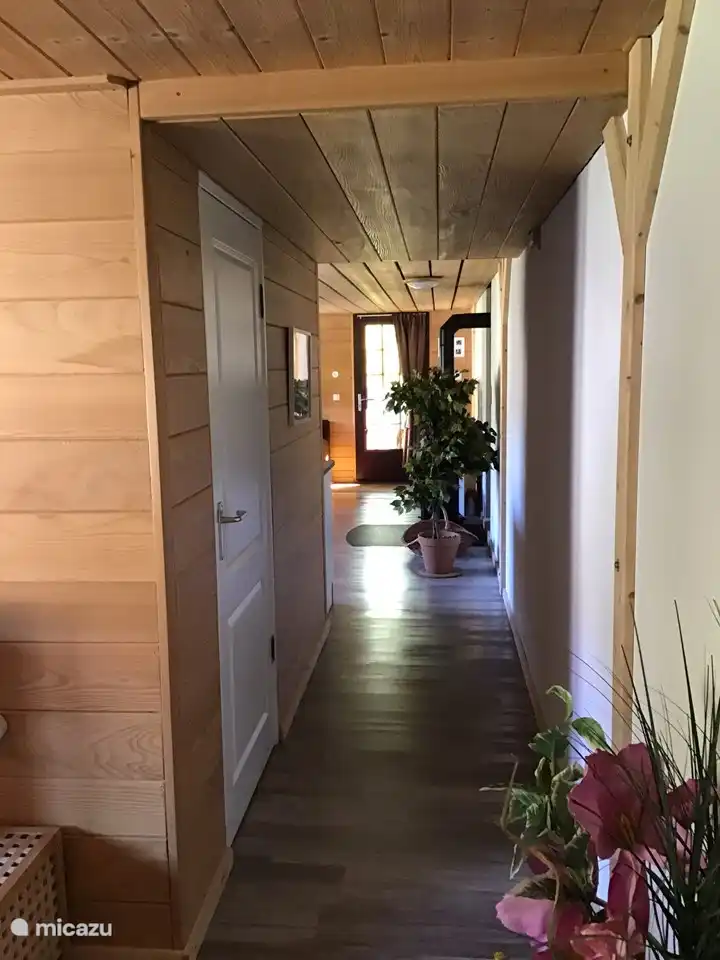 gangetje vanuit het slaapgedeelte naar het woongedeelte