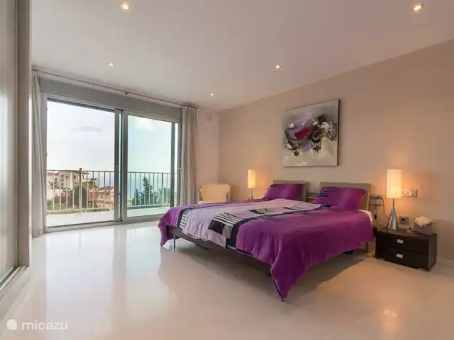 Villa Dorada | Espagne, Costa Tropical, Salobreña - villa Chambre principale avec salle de bains privative, portes coulissantes en verre donnant sur la terrasse et vues fantastiques.