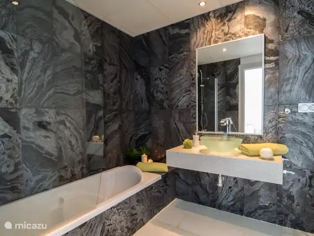 Villa Dorada | Espagne, Costa Tropical, Salobreña - villa Salle de bain moderne en belle pierre naturelle.