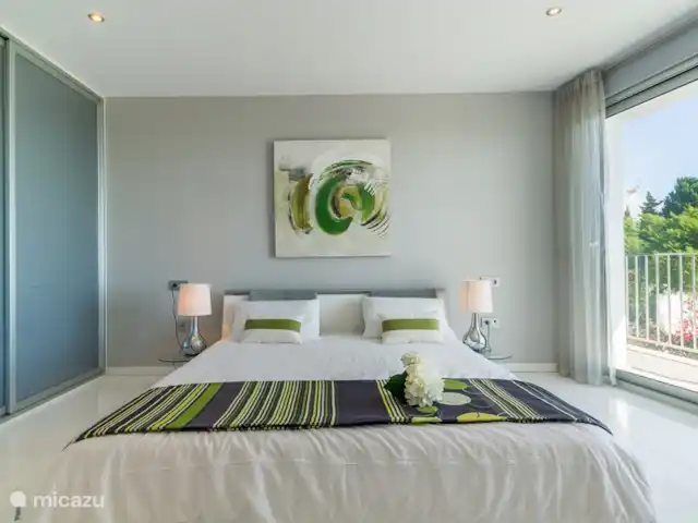 Villa Dorada | Espagne, Costa Tropical, Salobreña - villa Chambre confortable avec lit king size et salle de bain attenante et portes coulissantes en verre donnant sur la terrasse.