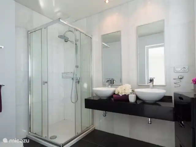 Villa Dorada | Espagne, Costa Tropical, Salobreña - villa Salle de bain moderne avec double vasque et douche pluie.