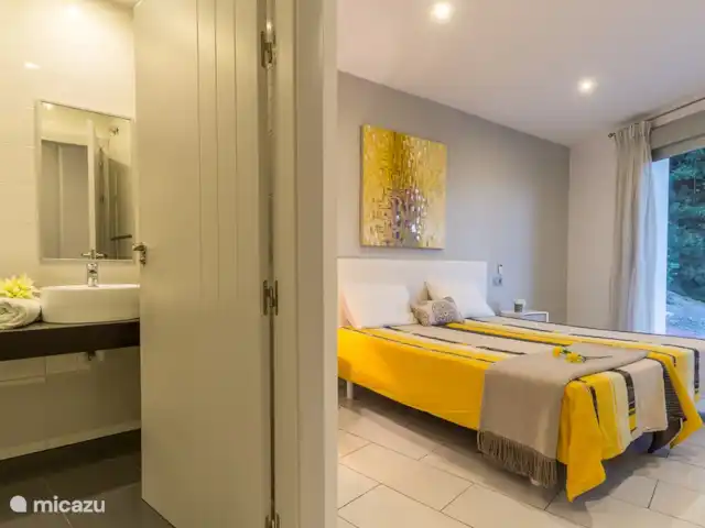 Villa Dorada | Espagne, Costa Tropical, Salobreña - villa 1 des 6 chambres avec lit king size et salle de bain attenante.