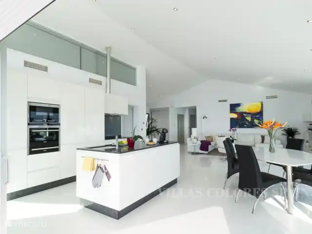 Villa Dorada | Espagne, Costa Tropical, Salobreña - villa Le salon spacieux et lumineux avec cuisine ouverte.