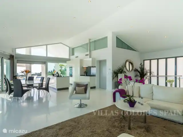 Villa Dorada | Espagne, Costa Tropical, Salobreña - villa Le confortable coin salon spacieux avec télévision par satellite grand écran et chaînes européennes.