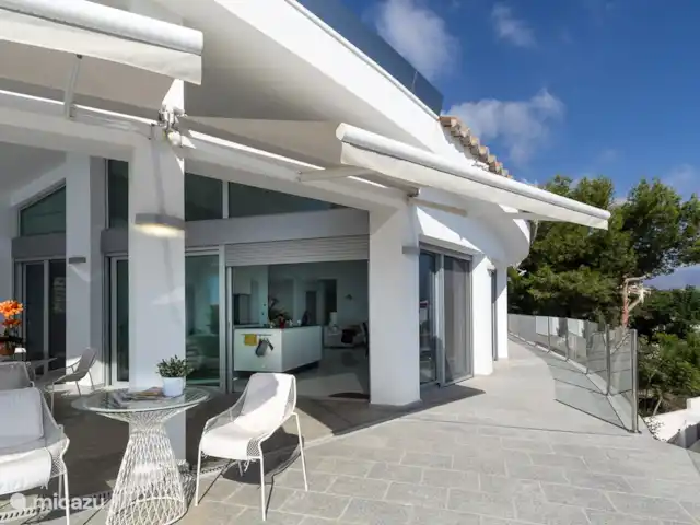 Villa Dorada | Espagne, Costa Tropical, Salobreña - villa Des terrasses courent sur toute la largeur de la villa, adjacentes aux chambres.