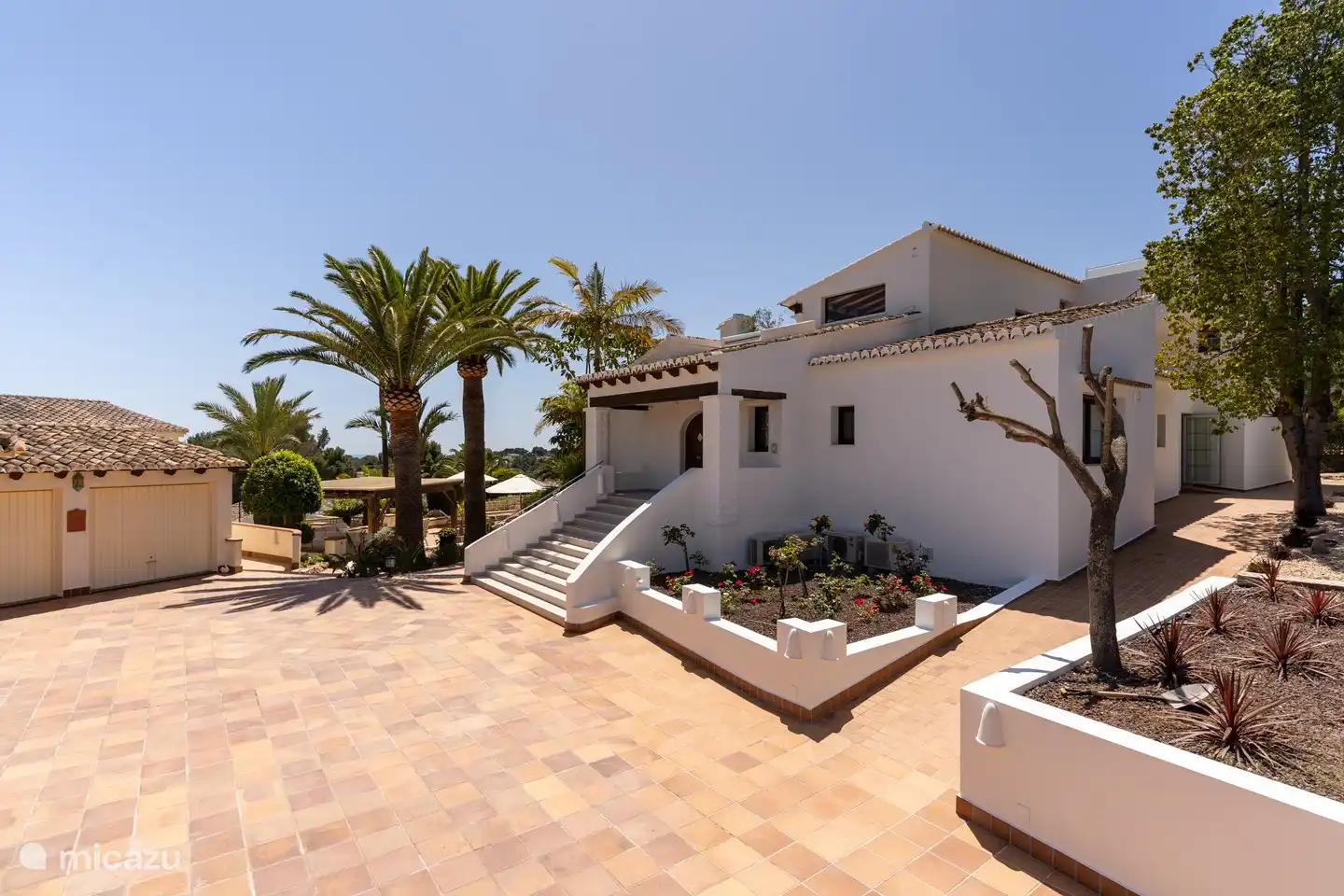 Geräumiger Parkplatz am Eingang der Villa.