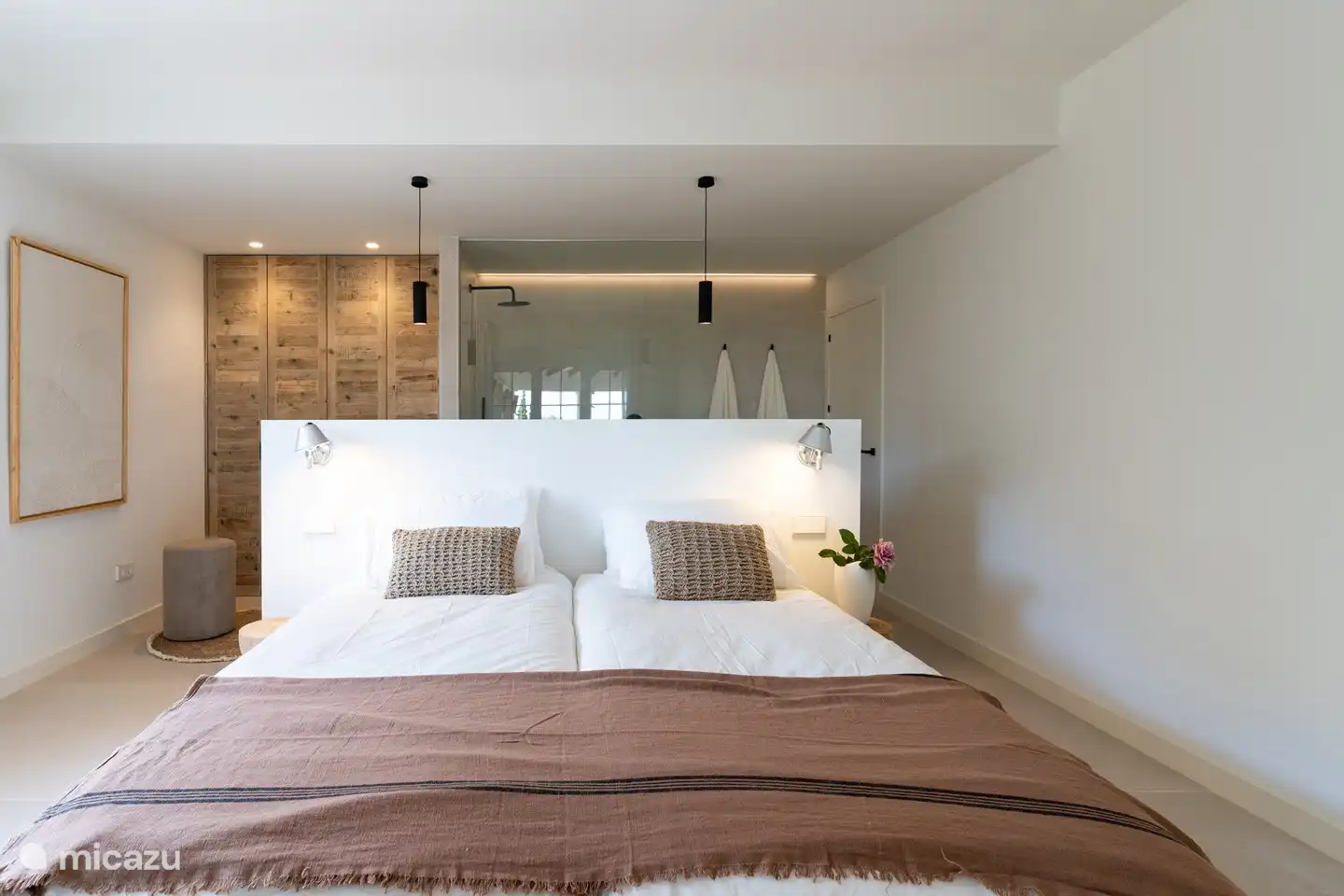 Schön eingerichtetes Schlafzimmer mit einem Doppelbett.