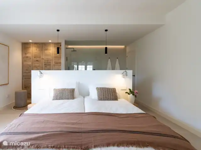 Villa La Joya | Espagne, Costa Blanca, Moraira - villa Chambre joliment décorée avec un lit double.
