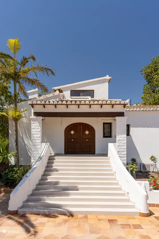 Geräumige Eingangstür mit spanischer Atmosphäre.